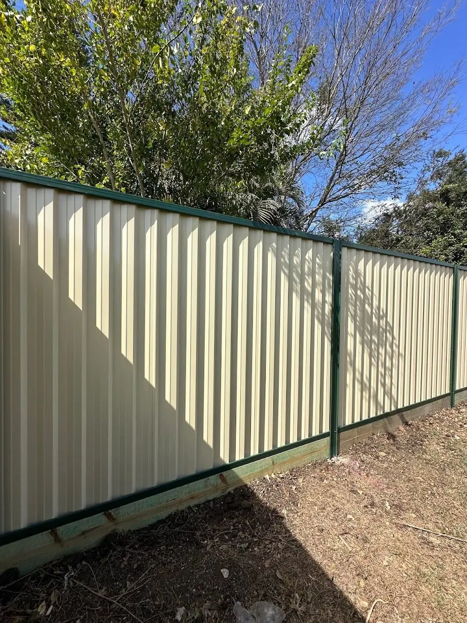 Cream and green Colorbond boundary fence, built by Elite 7 Fencing